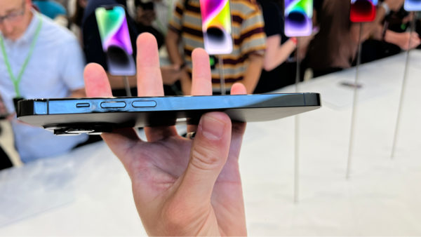 iPhone 14 Pro Max tại Mỹ đã hoàn toàn loại bỏ thiết kế khe sim